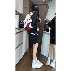 黑色