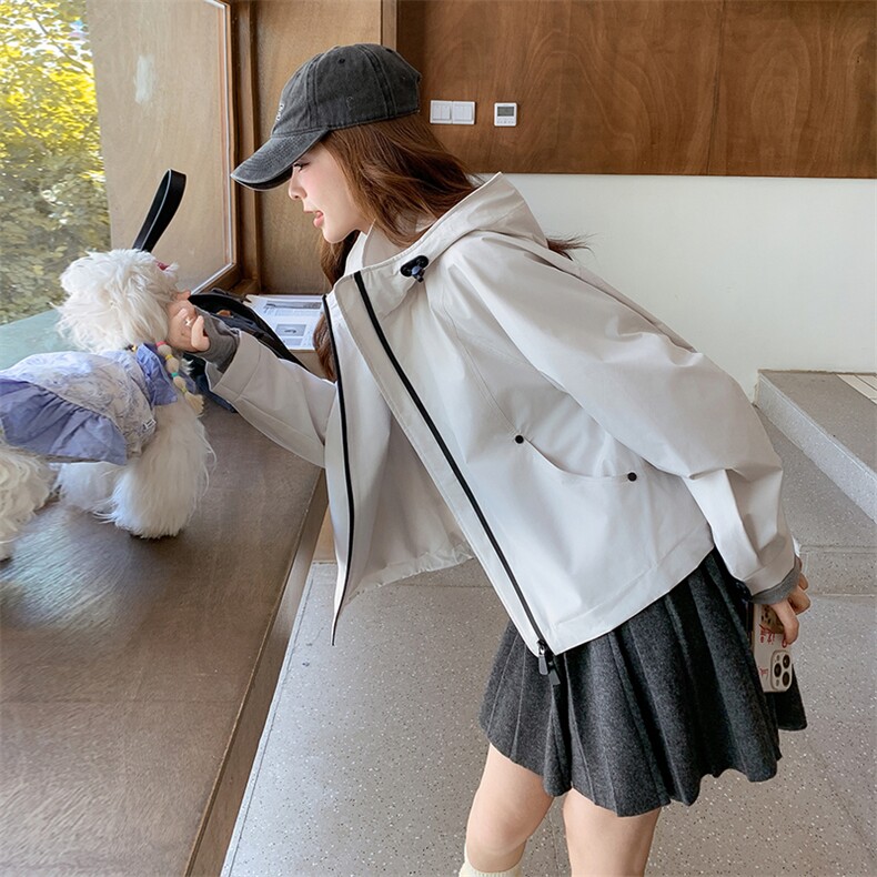 韩系米白色连帽冲锋衣短外套女秋季2025新款小个子休闲工装上衣，女装短外套，帛锦泉