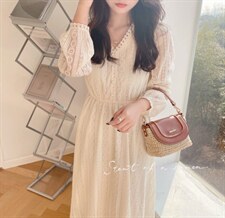 （现货）刺绣V领设计款收腰修身韩版连衣裙，女装连衣裙，德咔俪