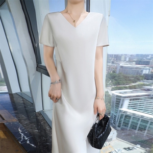 极简风V领短袖连衣裙女2025夏季新款裙子缎面垂坠感时尚气质长裙图片