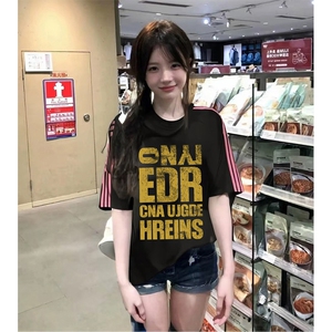 抖音得物品质二开240克宽松纯棉美式潮牌印花三条杠中性风短袖T恤图片