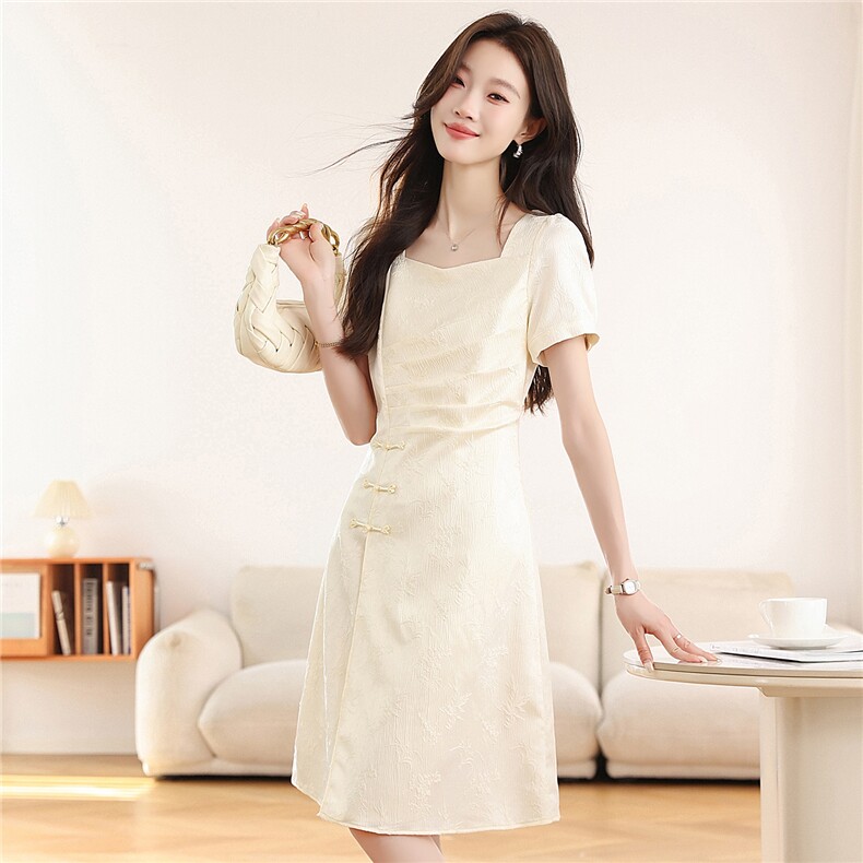 2026夏季新款米白方领连衣裙泡泡袖盘扣收腰显瘦中长款改良旗袍裙，女装连衣裙，艾米