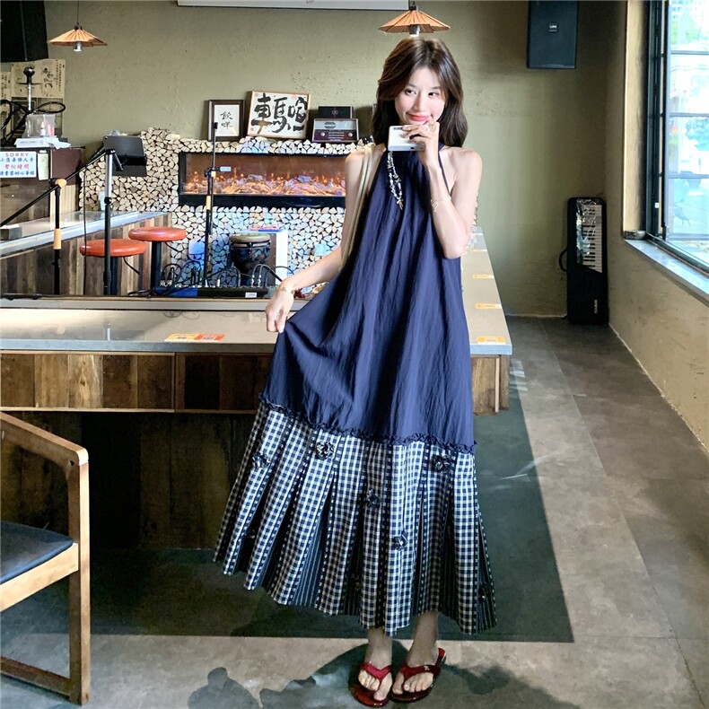 格子拼接藏青色无袖挂脖连衣裙女夏2025新款度假风流行森系背心裙,女装连衣裙,2C167