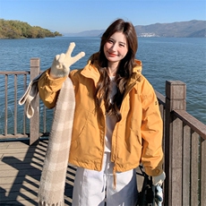 黄色连帽冲锋衣羽绒服女冬2024新款高级感小个子工装派克服厚外套，女装羽绒服，2C015