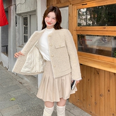 现货小香风面料含毛量%45内胆新帼标90白鸭绒水貂毛边设计，女装羽绒服，韩蜜菓
