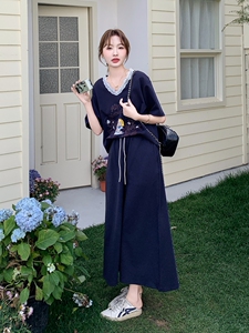 藏青色卡通印花减龄套装裙女2025夏新款学院风v领T恤半身裙两件套图片