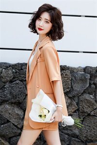 2021夏款舒适潮流气质纯色西装两件套修身显瘦时髦洋气减龄图片