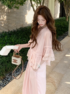 粉色洋气温柔套装女2026夏新款喇叭袖蕾丝拼接上衣阔腿裤裙两件套图片