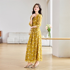 现货！夏装新款2025气质时尚优雅V领修身显瘦系带印花连衣裙，女装连衣裙，涵墨