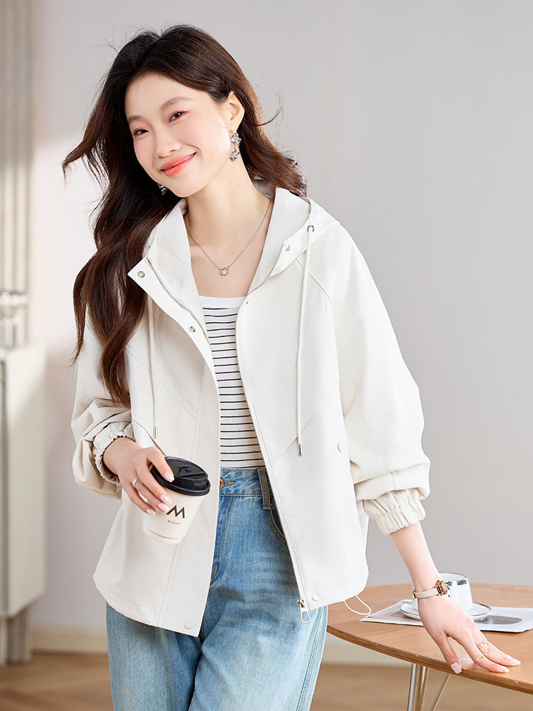 短款连帽风衣外套女春秋2025新款时尚宽松小个子减龄气质女士上衣,女装短外套,丽影随形