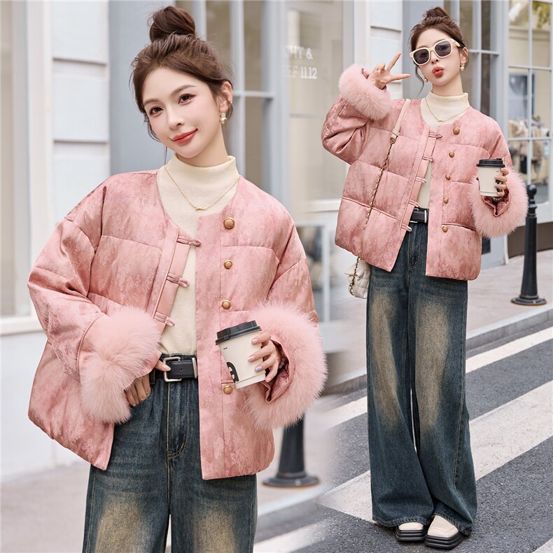 现货新中式羽绒服女2025冬季新款巨好看的短款粉色狐狸毛保暖外套,女装羽绒服,艾仟回(原伊仟回)
