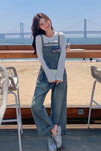 小清新复古牛仔背带裤女2024春秋新款港风休闲高腰显瘦吊带直筒裤图片