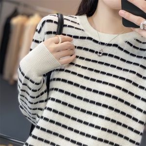 秋冬季新款舒适圆领条纹女士羊毛衫图片