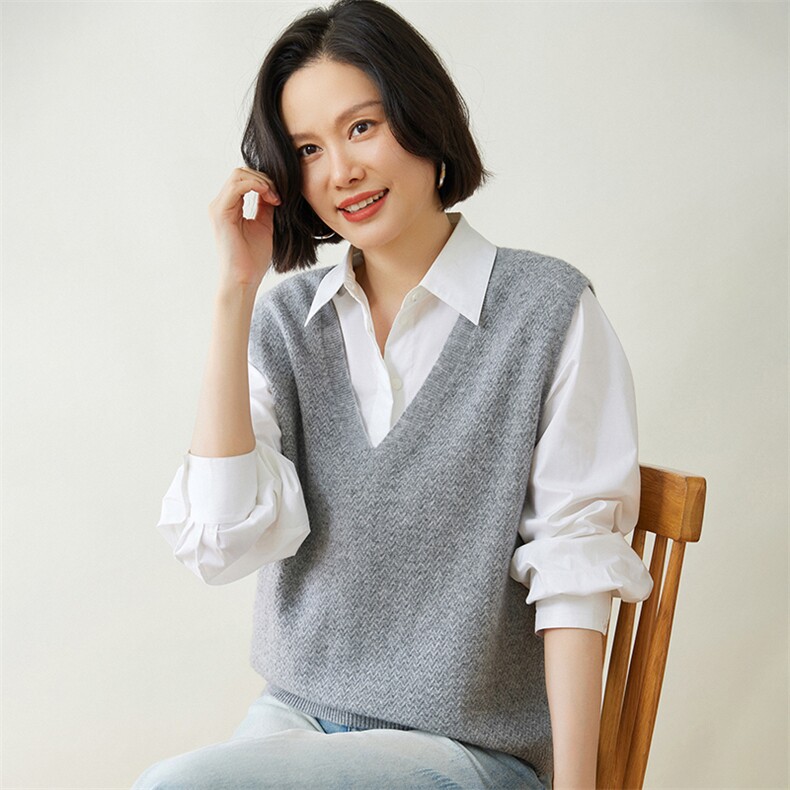 时尚百搭女羊绒马甲红色V领无袖针织背心显瘦保暖秋冬季必备单品,女装马甲,迎冬羊绒