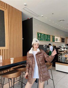羊羔毛领羽绒服图片