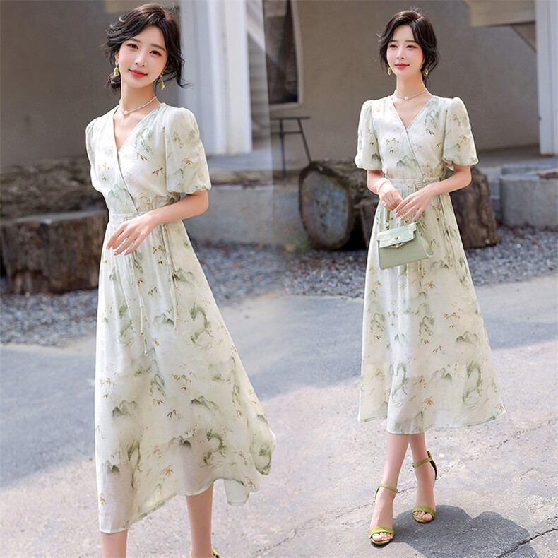 新中式印花连衣裙女夏季2024新款V领长款显瘦收腰盘扣裙子，女装连衣裙，冬木谷雨