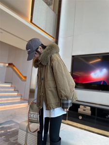 大毛领派克服图片