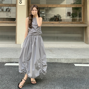 灰色休闲背心套装裙女2025年夏季新款独特巨好看花苞半身裙两件套图片