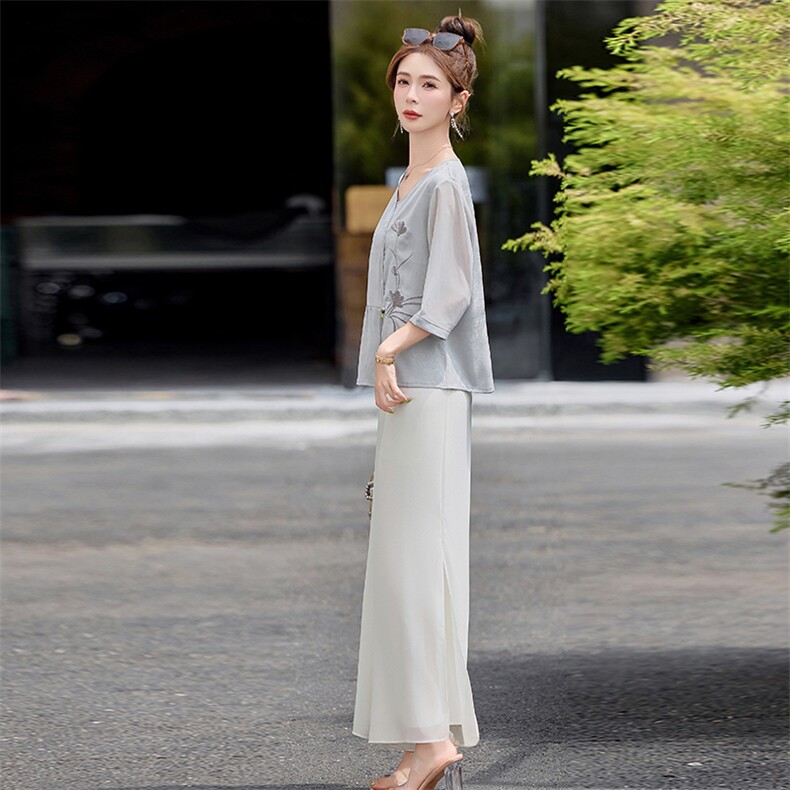 2025新款新中式国风妈妈夏装短袖T恤显瘦中老年女装V领中袖小衫,女装衬衫,妃曼