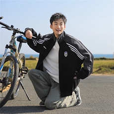 黑色拼深灰