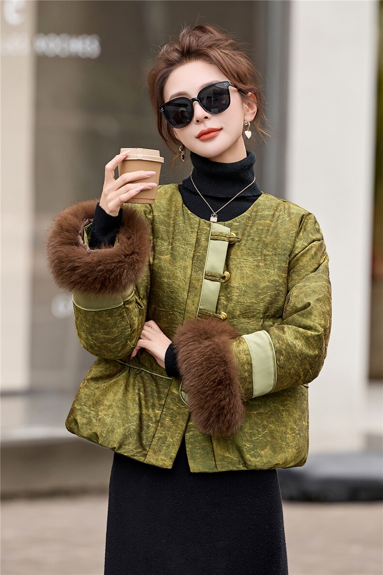 现货。现货。2025年冬季短款新中式羽绒真狐狸毛新款羽绒服,女装羽绒服,艾仟回(原伊仟回)