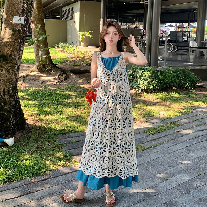 独特度假风系带镂空钩花罩衫配蓝色吊带连衣裙女夏2025减龄两件套,女装连衣裙,韩蜜菓