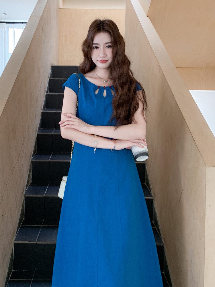 克莱因蓝镂空圆领连衣裙女2025夏季新款法式复古收腰显瘦绝美长裙,女装连衣裙,2D035