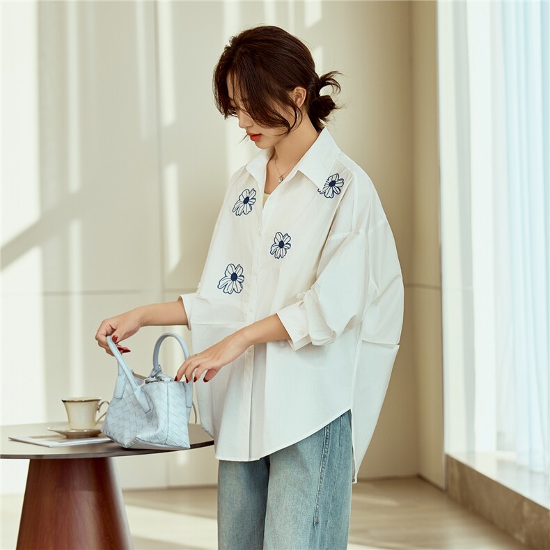白色慵懒刺绣翻领衬衫女春季新款宽松气质衬衣设计感小众圆弧上衣,女装衬衫,梦懿尔