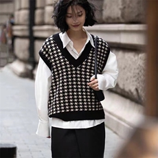 时尚百搭千鸟格女士V领落肩马甲优雅显瘦秋冬必备单品，女装马甲，洁纯羊绒