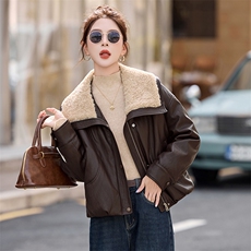 羊羔毛领拼接PU皮羽绒服女2025冬季新款小个子气质显瘦白鸭绒外套，女装羽绒服，衣之秀