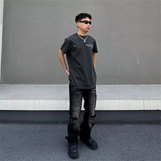 黑色