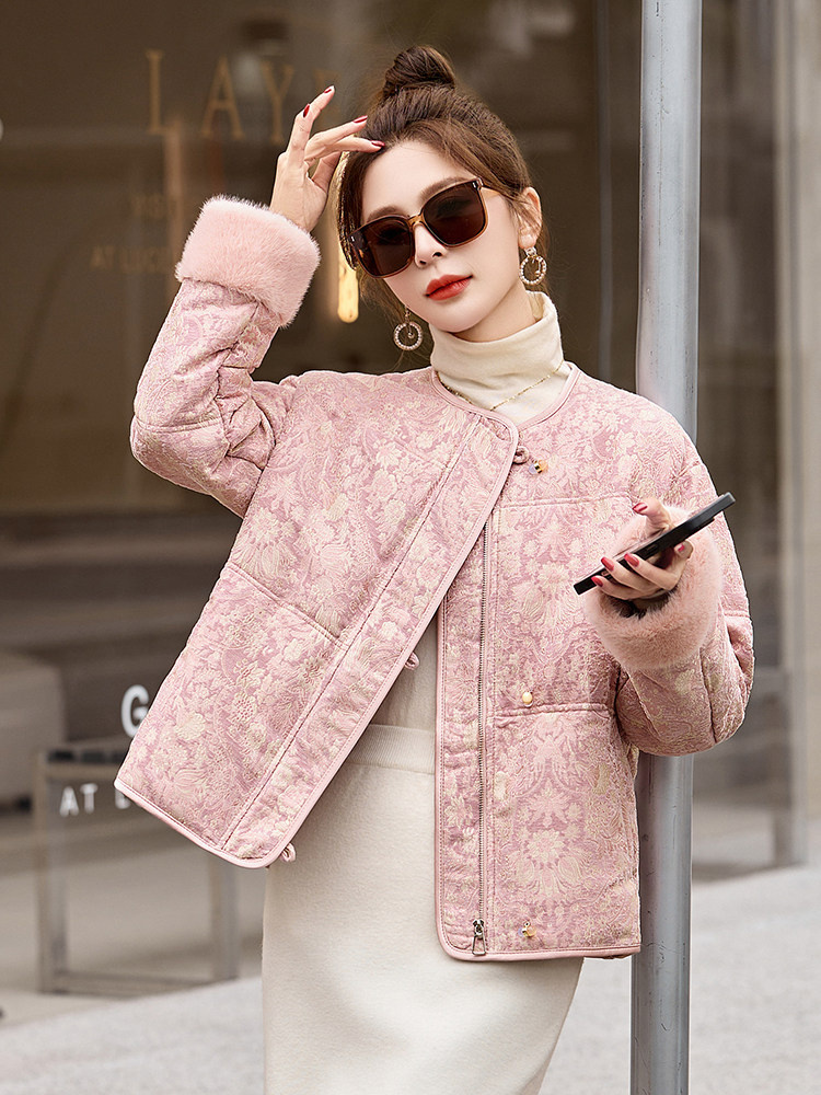 新中式国风羽绒服女2024冬季新款小个子今年流行漂亮短款粉色外套,女装羽绒服,伊仟回