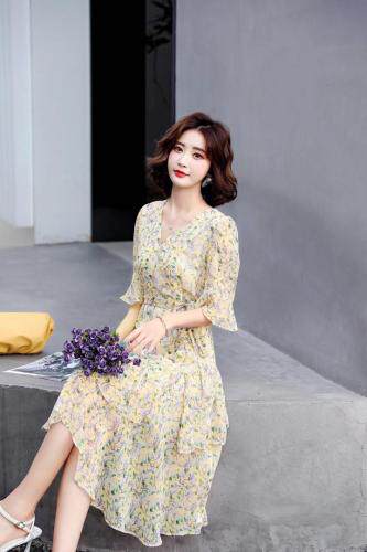 夏季新款。韩版碎花雪纺连衣裙，女装连衣裙，时尚靓女孩