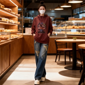 慵懒风时尚休闲运动套装女春新款连帽刺绣卡通上衣牛仔长裤两件套图片