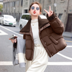 短款羽绒服女2024冬季新款小个子高级感休闲红色羊羔毛大翻领外套图片