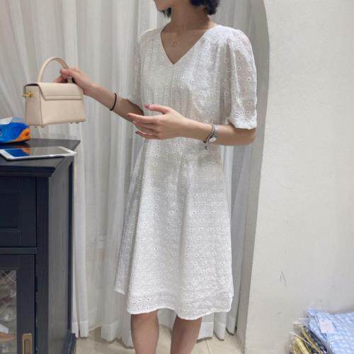 蕾丝钩花连衣裙，女装连衣裙，品晗