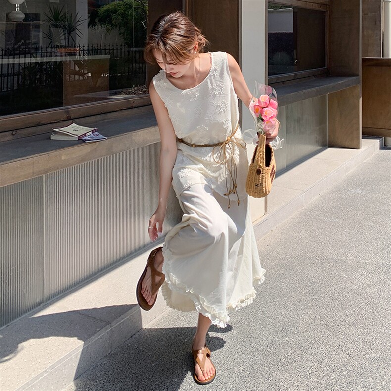 白色蕾丝拼接无袖背心连衣裙女2025夏季新款法式超好看度假风长裙图片