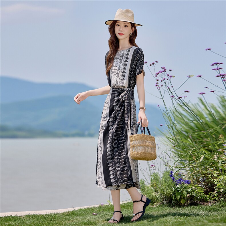 高级感复古印花连衣裙女2025夏新款气质收腰显瘦独特漂亮度假长裙，女装连衣裙，依路服饰