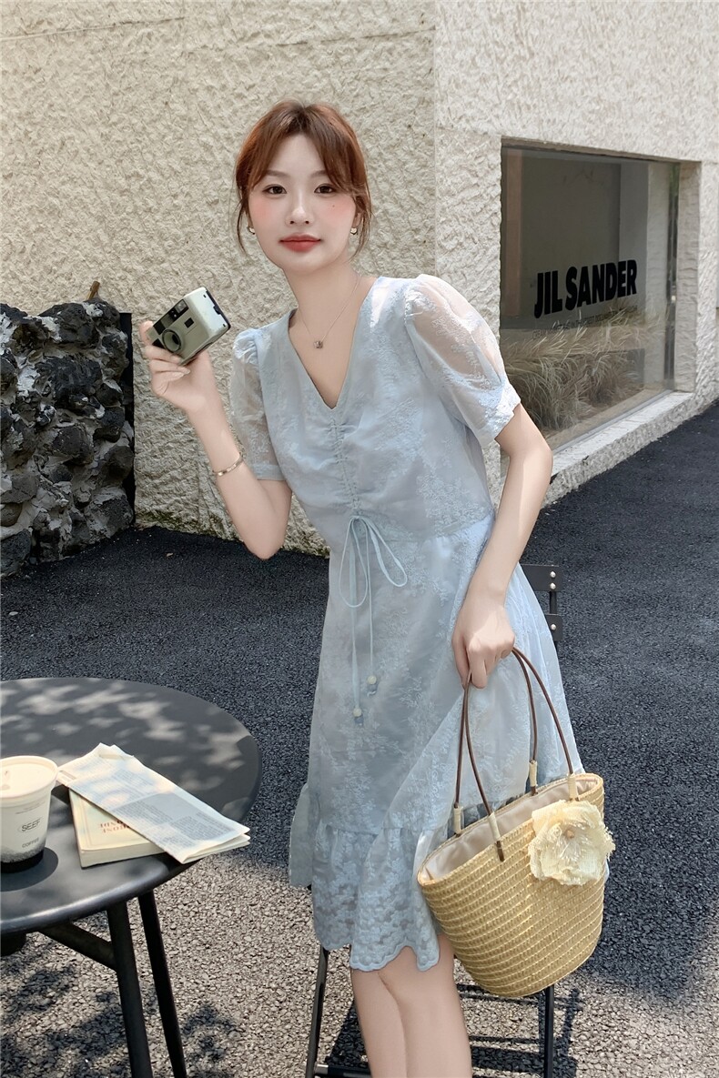 浅蓝色法式精致刺绣V领连衣裙女2026夏季新款巨好看气质减龄,女装连衣裙,霓裳依族