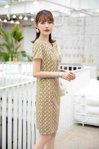 夏季新款连衣裙，仿冰丝面料，凉快。现货4码，女装连衣裙，依柏璐