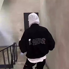 黑色