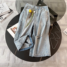 单件浅蓝色牛仔中裤（不含饰品）