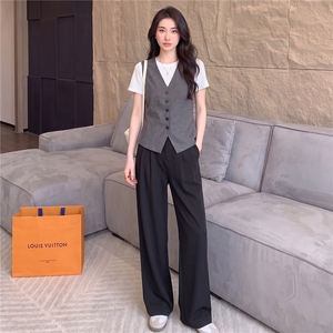 高级感休闲运动套装女春秋圆领马甲上衣内搭白色T恤阔腿裤三件套图片