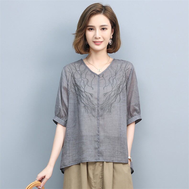 2024夏季新款简约时尚优雅气质V领绣花休闲舒适上衣，女装T恤，丽影随形
