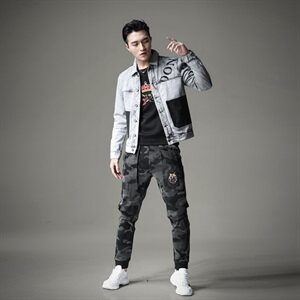2021秋冬新款潮男个性翻领排扣修身牛仔衣款 货号6981-1图片