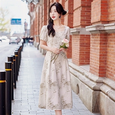现货2024年夏季女清新气质新中式复古方领印花修身显瘦连衣裙，女装连衣裙，奋斗女王