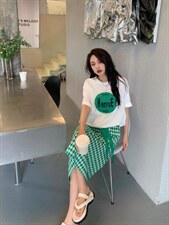 格子半裙、配上同色系上衣、给人一种不失高品质的感觉，，女装半身裙，碧沁伊人