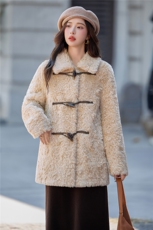 时尚翻领羊羔毛绒外套女2025秋冬新款洋气减龄牛角扣保暖显瘦大衣，女装短外套，沁沁公主