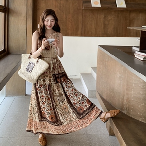 波西米亚风印花背心连衣裙女2025夏季新款超火流行宽松度假风长裙图片