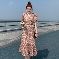 连衣裙女夏季新款法式浪漫气质V领碎花修身显瘦性感长礼服裙，女装连衣裙，天丽